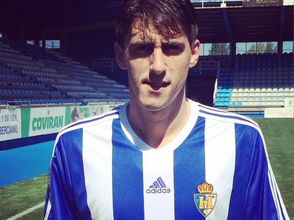 Paglialunga posa con la camiseta de la Ponferradina