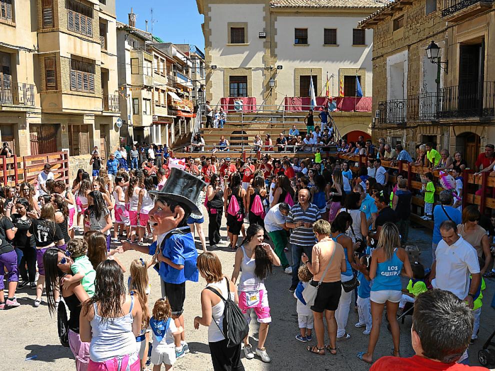 Aspecto que presentaba la plaza de Biota tras la lectura del pregón.