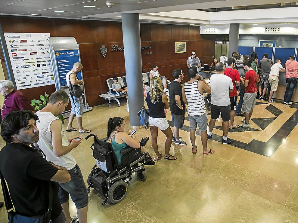 Aficionados del Real Zaragoza ayer en las oficinas del club para hacerse abonados.