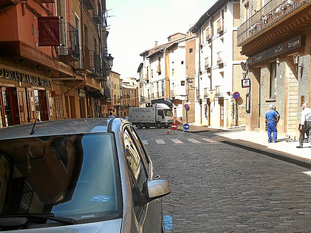 En la imagen, un vehículo estacionado en la calle Mayor de Daroca, ayer. Al fondo, las señales que indican el desvío de vehículos por la calle de Juan de la Huerta.