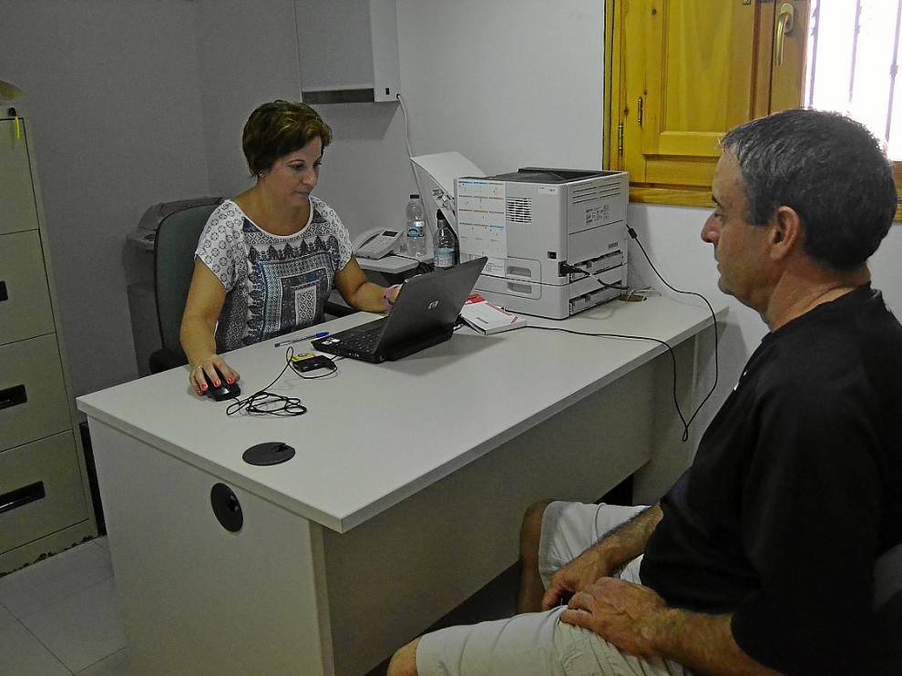 Un vecino de La Cerollera ayer en la consulta del médico.