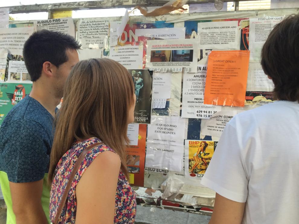 Varios estudiantes buscan piso en Zaragoza