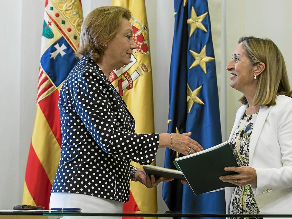 Ana Pastor (derecha) junto a la presidente aragonesa Luisa Fernanda Rudi