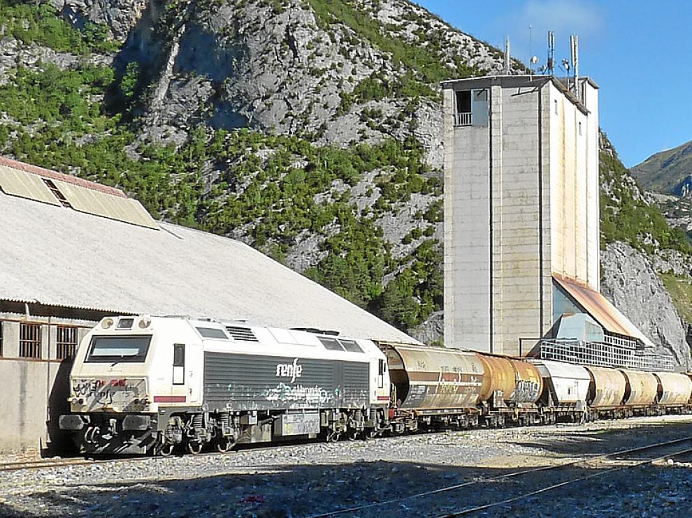 Salida, ayer, del primer tren de mercancías de Silos de Canfranc, tras el descarrilamiento.