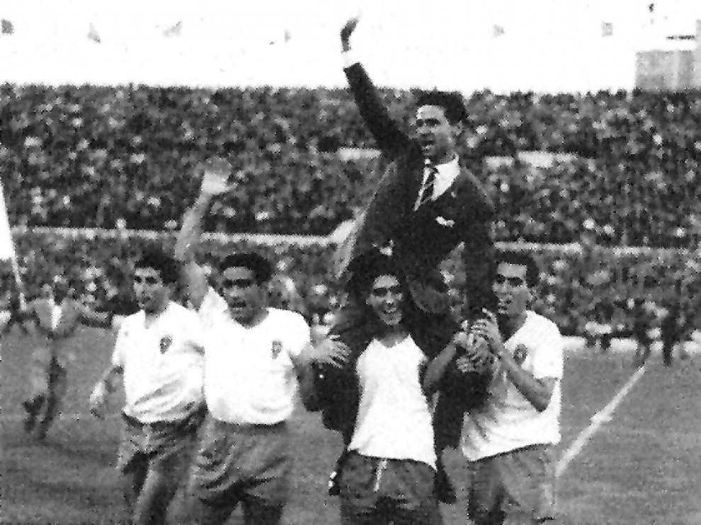 Luis Belló, en su etapa como entrenador, sale a hombros de La Romareda.