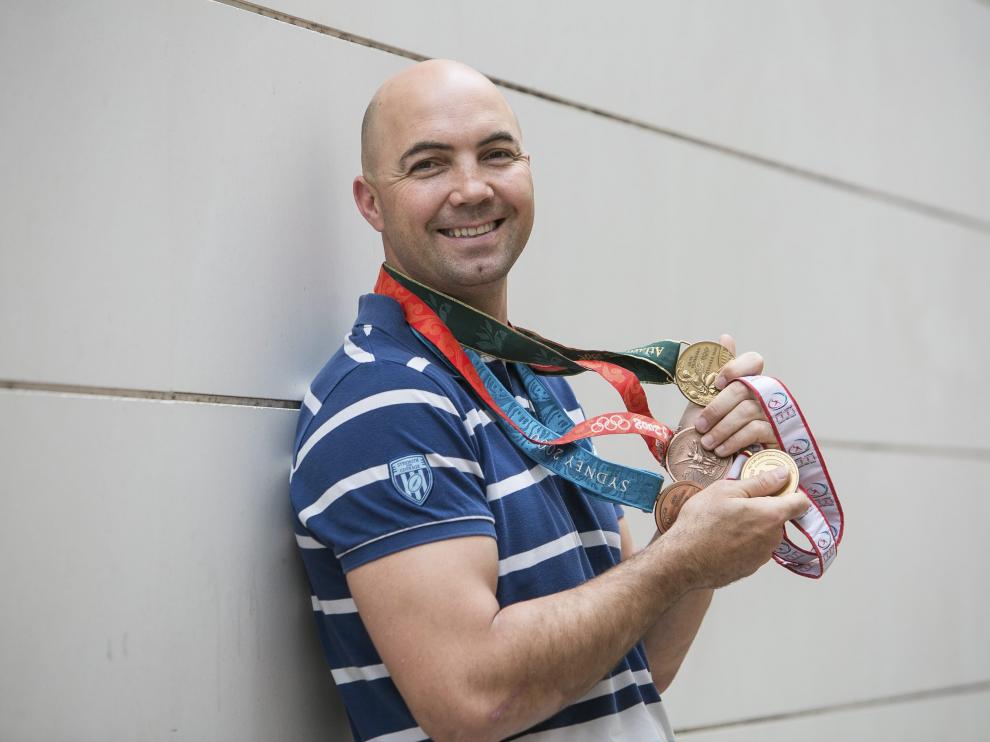 Demetrio Lozano posa con sus medallas, cuando anunció su retirada