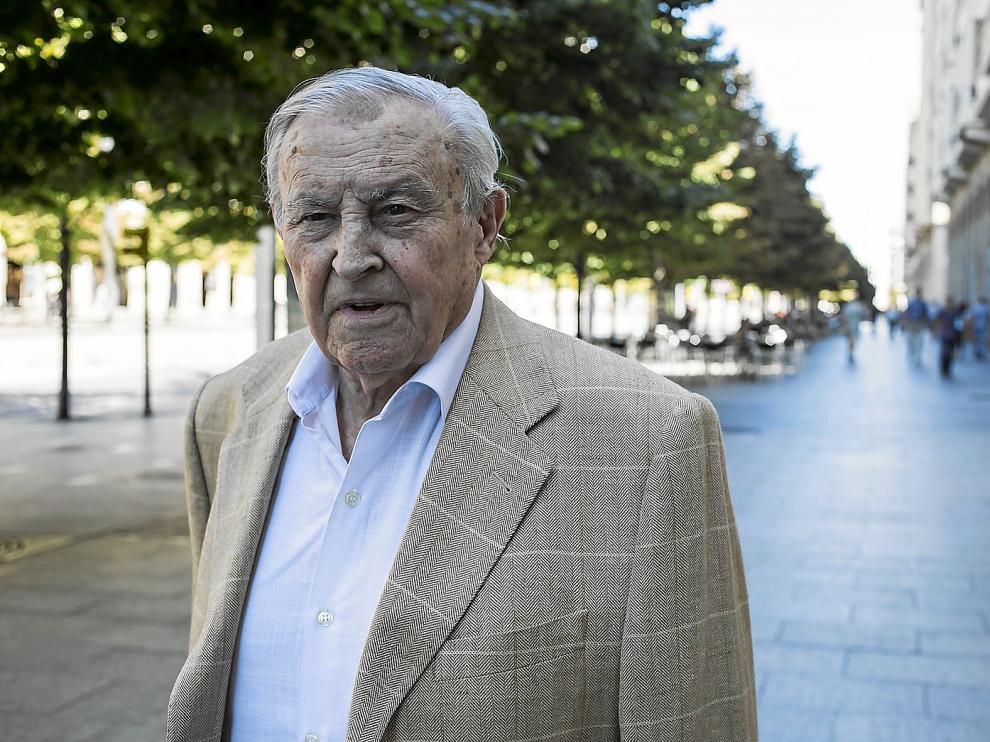 José Peris Lacasa, ayer, día de su 90 cumpleaños, en el paseo de la Independencia de Zaragoza.