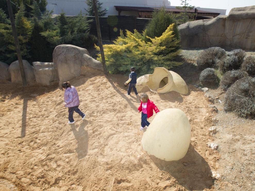 Varios niños juegan en Dinópolis