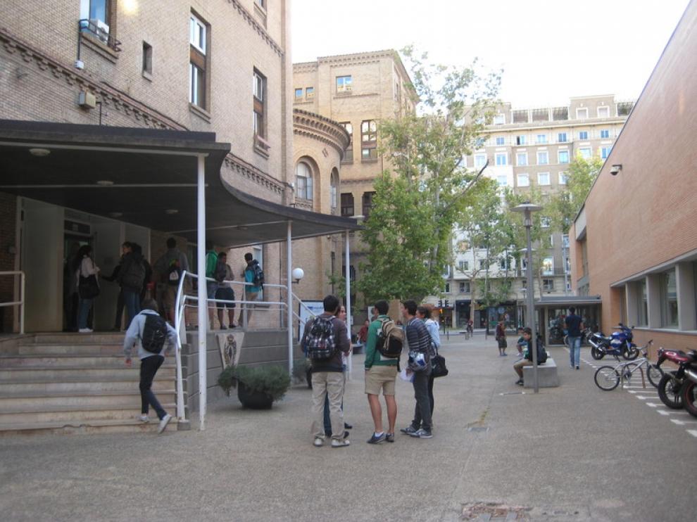 Alumnos en la entrada de la Facultad de Económicas