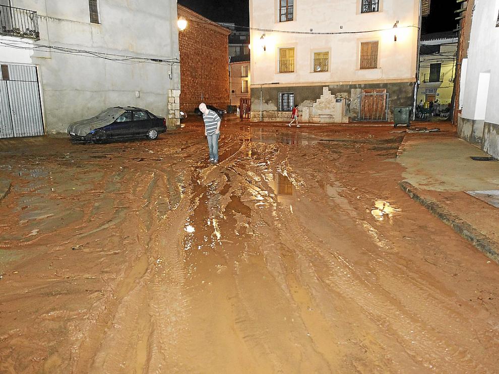 Una calle de Villel, convertida en un lodazal por el desbordamiento de una rambla.