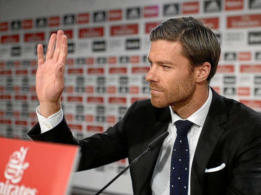 Xabi Alonso, despidiéndose ayer en la sala de prensa del Bernabéu.