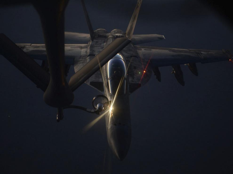 Un caza reabasteciendose en vuelo de un Air Force KC-135 sobre el norte de Irak