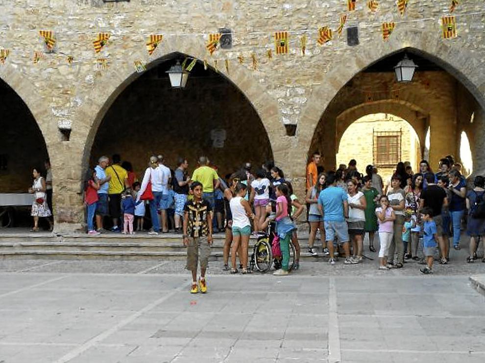El chupinazo, al que acudieron decenas de jóvenes y mayores, dio comienzo a los festejos.