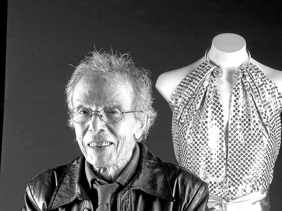 El modisto aragonés Manuel Pertegaz, junto a uno de sus diseños.
