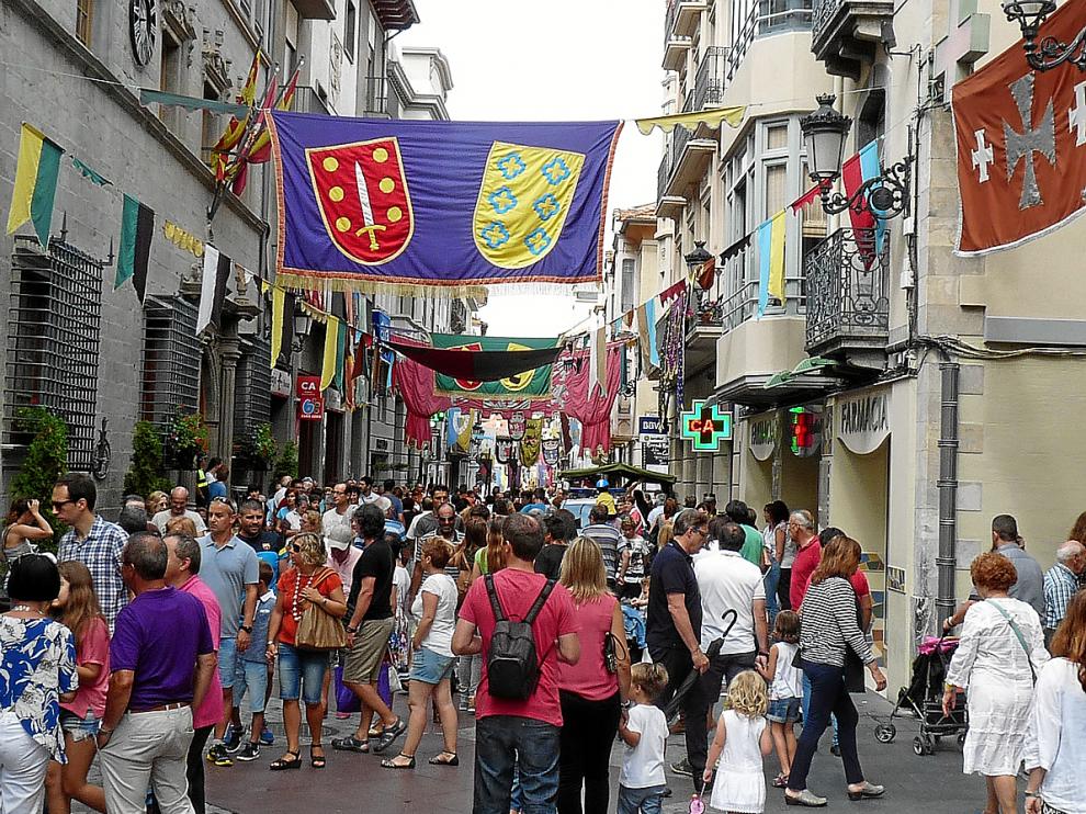 El centro de Jaca estuvo ayer lleno coincidiendo con la celebración del tradicional mercado medieval.
