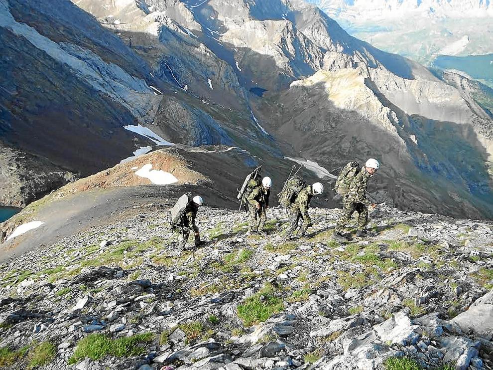 Cuatro soldados haciendo una instrucción técnica de montaña estival en el pico Collarada.