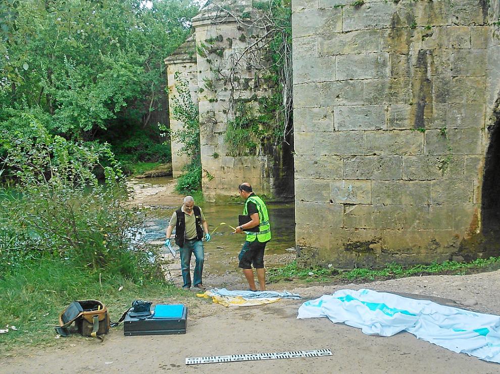 Los agentes de la Guardia Civil cubrieron el cuerpo sin vida del niño con una sábana.
