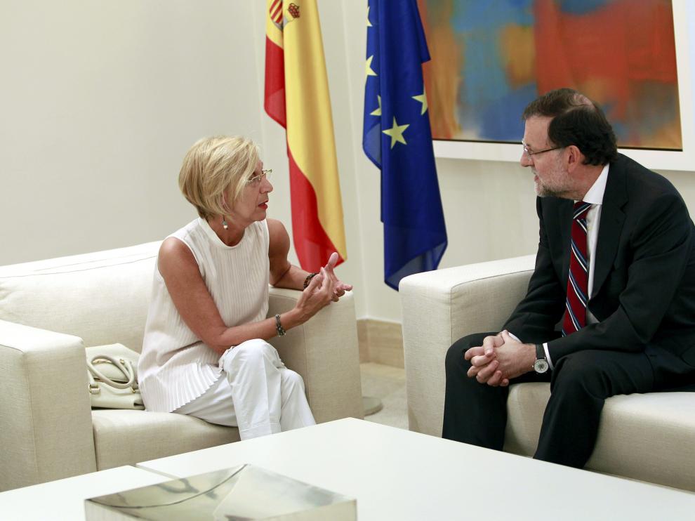 El presidente del Gobierno, Mariano Rajoy (d), conversa con la líder de UPyD, Rosa Díez
