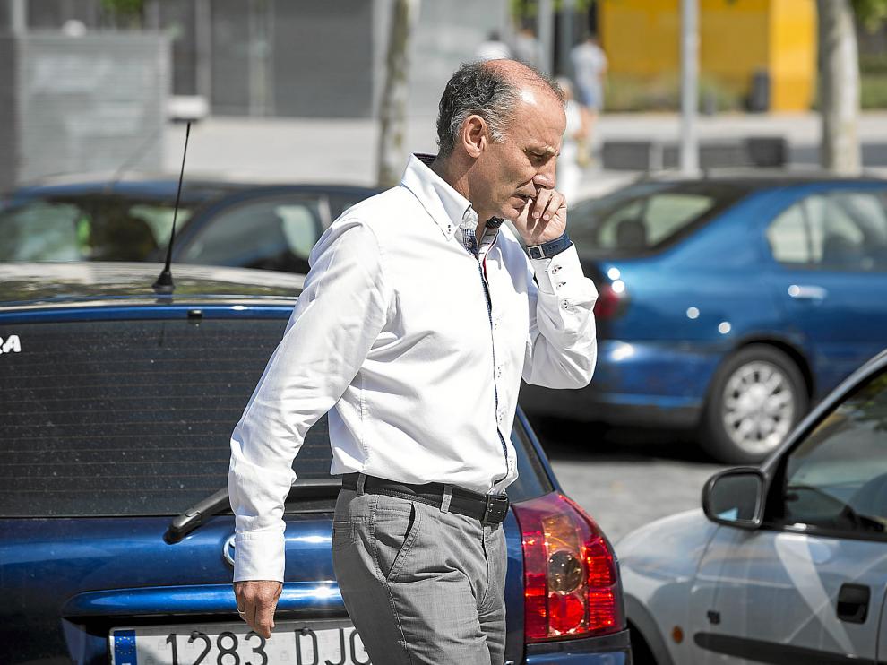 Ángel Martín González, dirigiéndose ayer a la Romareda para las presentaciones de Willian José y Lolo.