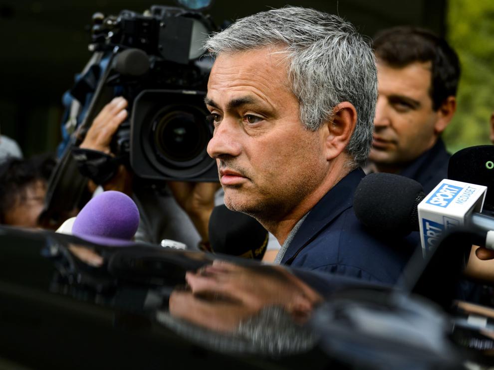 Mourinho es entrevistado por los medios a la salida del Foro de entrenadores.