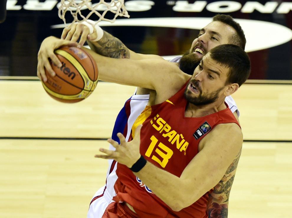 Marc Gasol captura un balón durante el partido contra Serbia