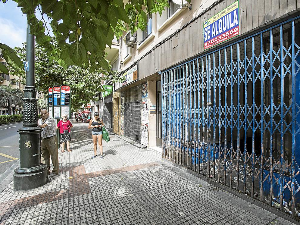 Uno de los establecimientos cerrados, que acumulan basura tras sus vallas.