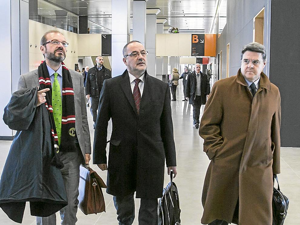 Los abogados Miguel Ángel Alemán (izquierda) y Javier Sánchez-Junco (derecha) acompañan a su cliente, Agapito Iglesias, tras una de sus comparecencias en los juzgados de Zaragoza.