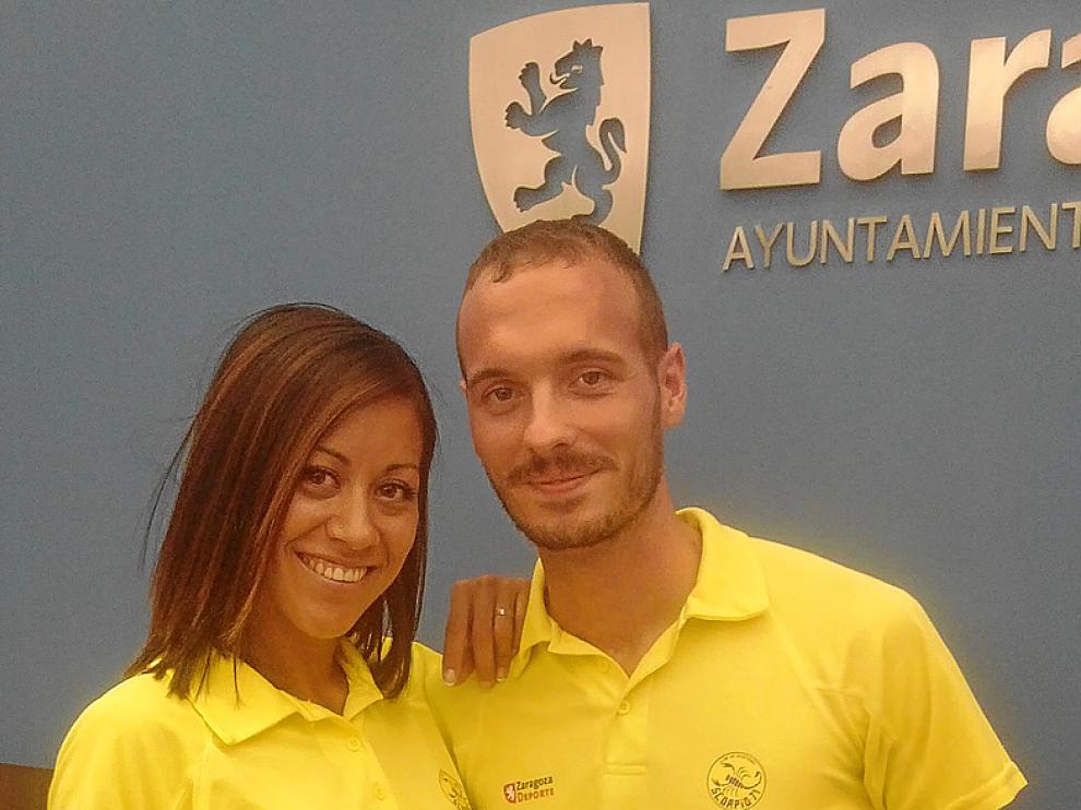 Macías y Abadía posan en la presentación de la Milla.