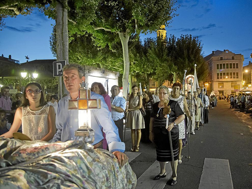 Los vecinos marcharon en procesión por el casco histórico bajo la luz de 200 farolillos.