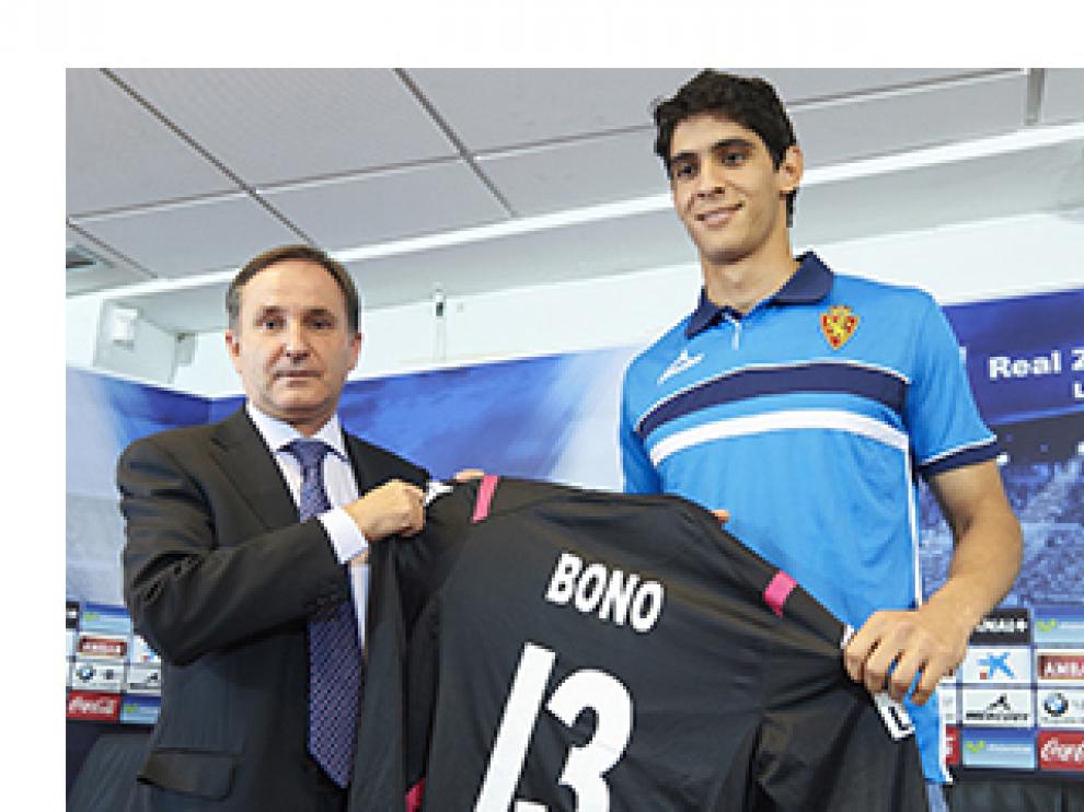 Bono, posando con la que ya es su nueva camiseta