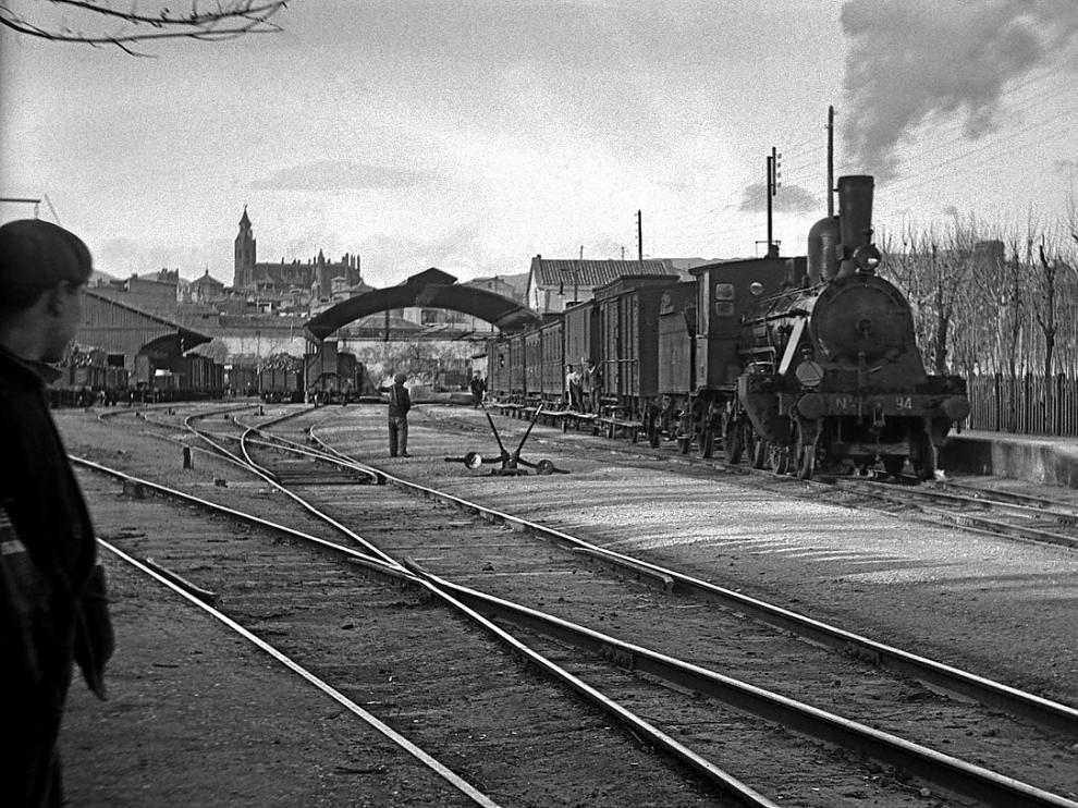 Estación de ferrocarril de Huesca, con la catedral al fondo, en torno a 1910.