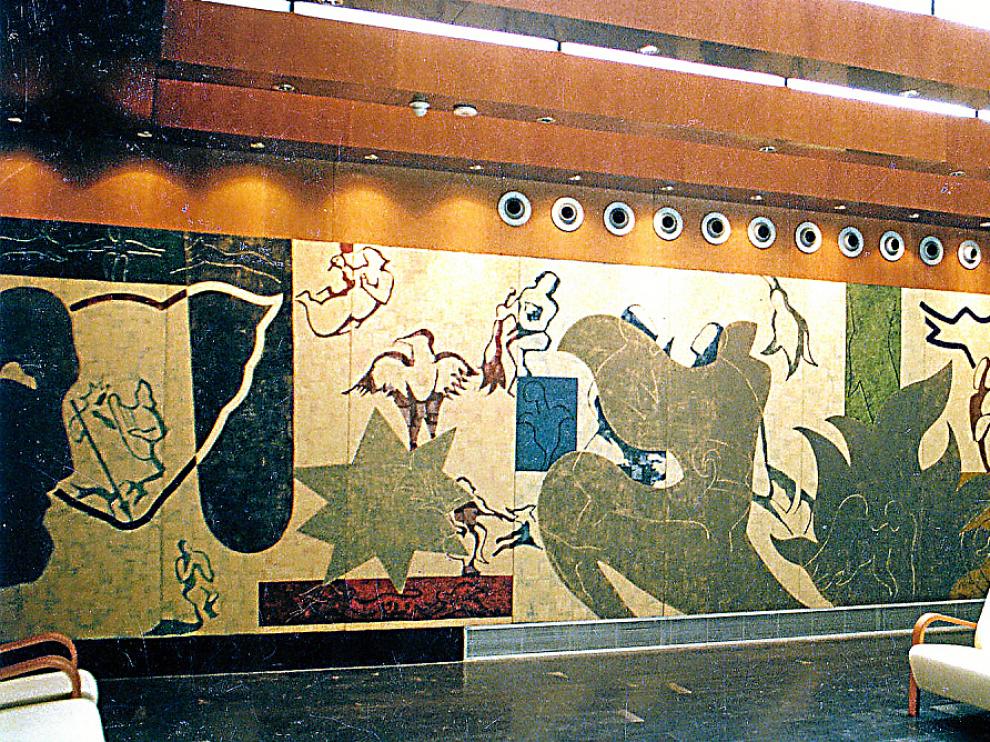 La monografía reproduce todos los proyectos de esa década en el Museo Pablo Gargallo, en centros cívicos, municipales y deportivos, en el Edificio Pignatelli, en el Torreón Fortea, en la Casa de los Morlanes y en el Cubo, en la Expo de Sevilla-1992, etc.