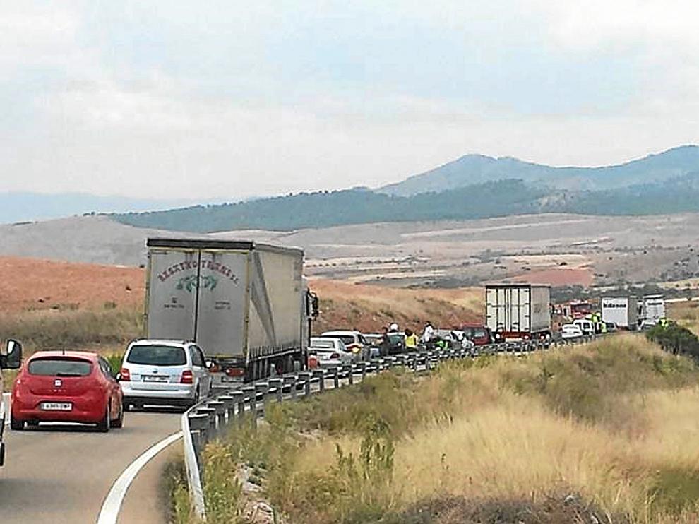 El siniestro se produjo en el kilómetro 19 de la A-121, que es una zona de giros conocida por la gente del lugar como Las Curvas de El Sotillo. Retirar el semirremolque fue tan complicado que, a las 22.40, los agentes aún seguían dando paso alterno.
