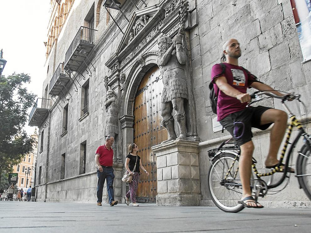 Un ciclista circula junto a la sede del Tribunal Superior de Justicia de Aragón, en el Coso Alto.