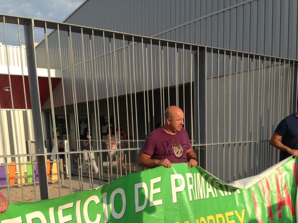 Protesta de padres en la puerta del colegio Vadorrey