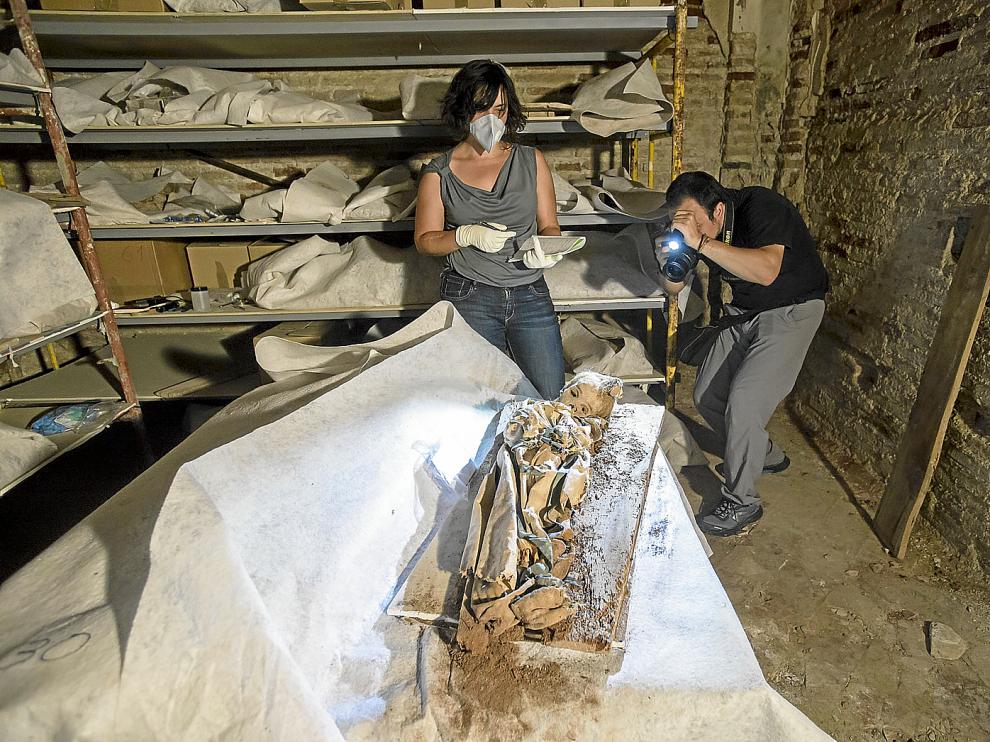Elena Vázquez, conservadora del Museo del Traje, y el fotógrafo Gustavo Vázquez, en pleno trabajo, en Quinto.