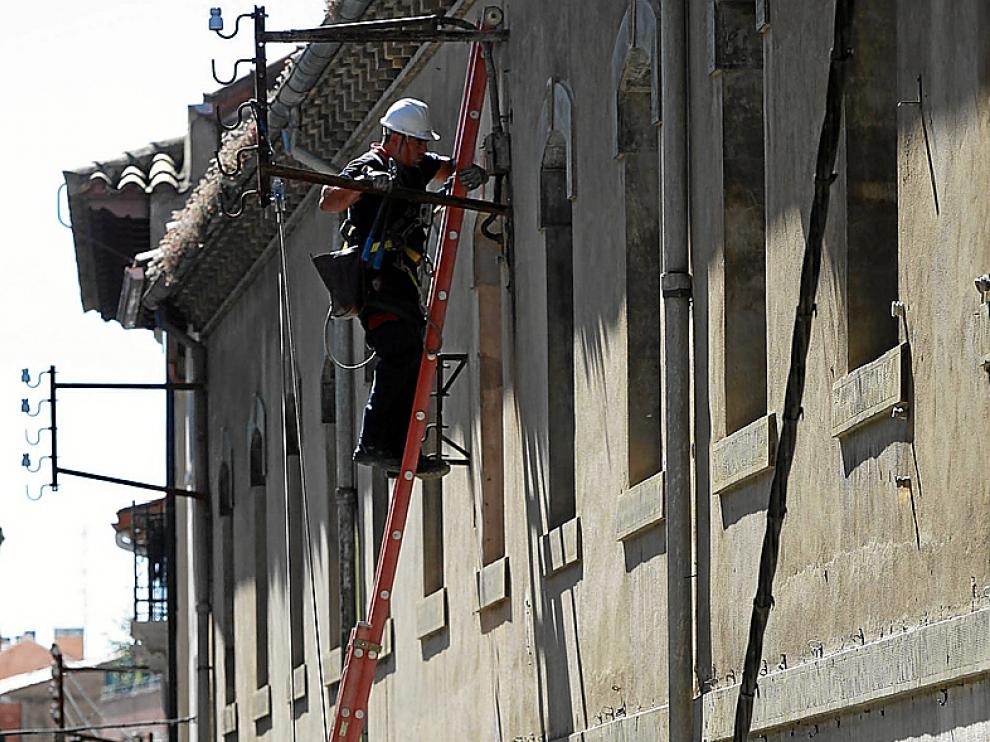 Los trabajos de derribo empezaron ayer por retirar el cableado.