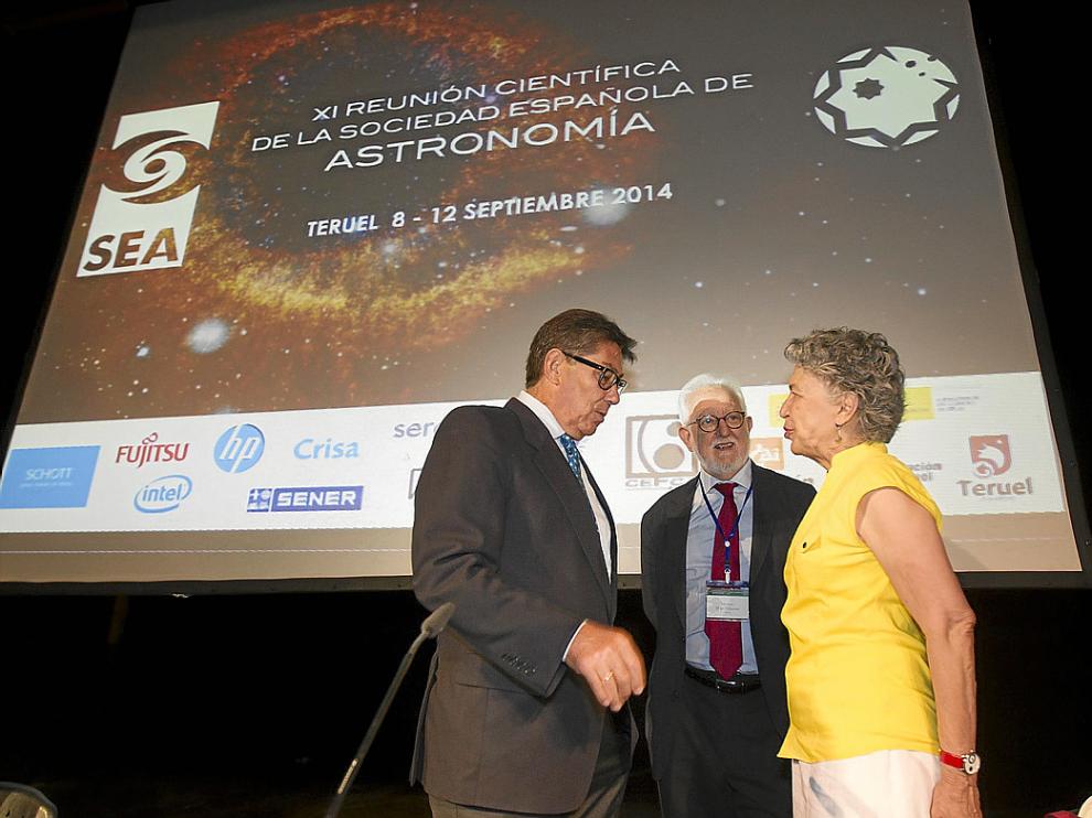 Acto inaugural de la Asamblea de la Sociedad Española de Astronomía, al cual asistieron el consejero Arturo Aliaga. Junto al él en la foto, Mariano Moles y Silvia Torres-Peimbert.