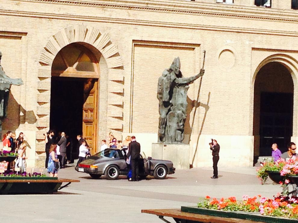 Un Porsche Carrera aparcó en la puerta del Consistorio.