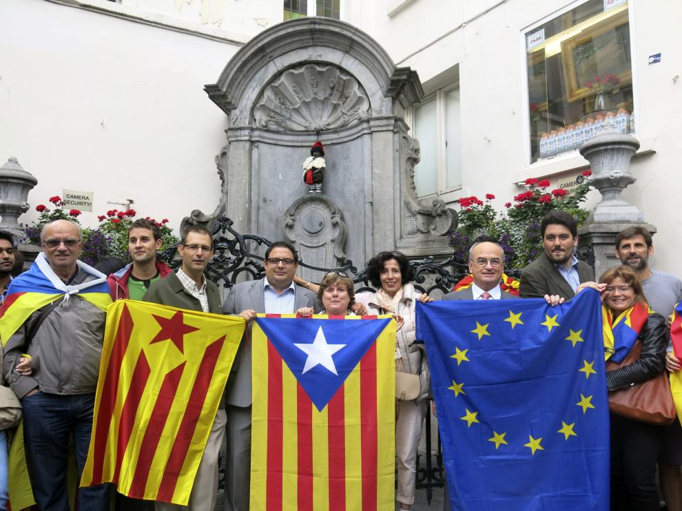 Dirigentes políticos y sociales comparten protagonismo en la cabecera de la 'V' de la Diada