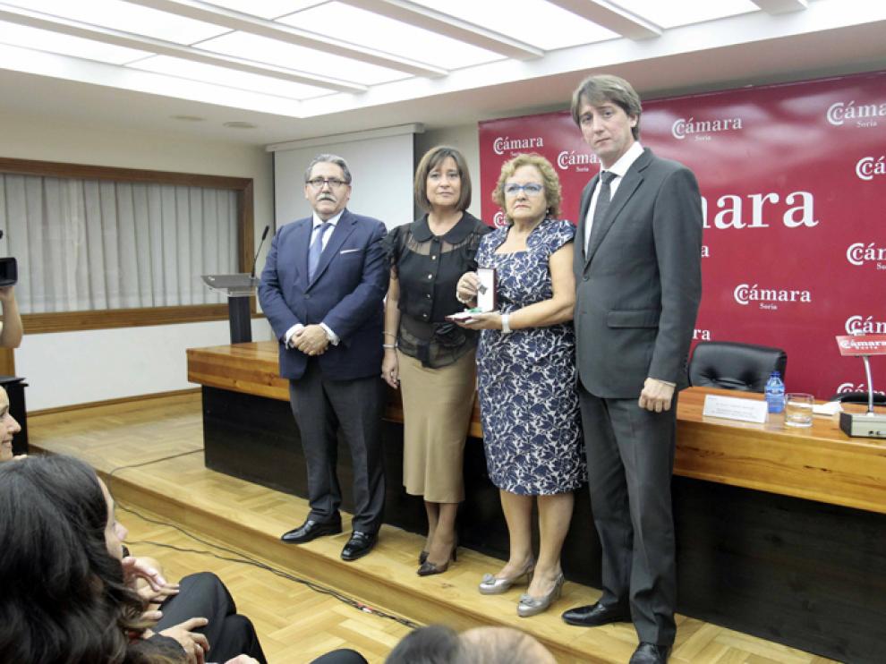 De izquierda a derecha, Manuel Teruel; Pilar Sánchez Barreiro; Pilar Aylagas, viuda del homenajeado; y Carlos Martínez, alcalde de la capital