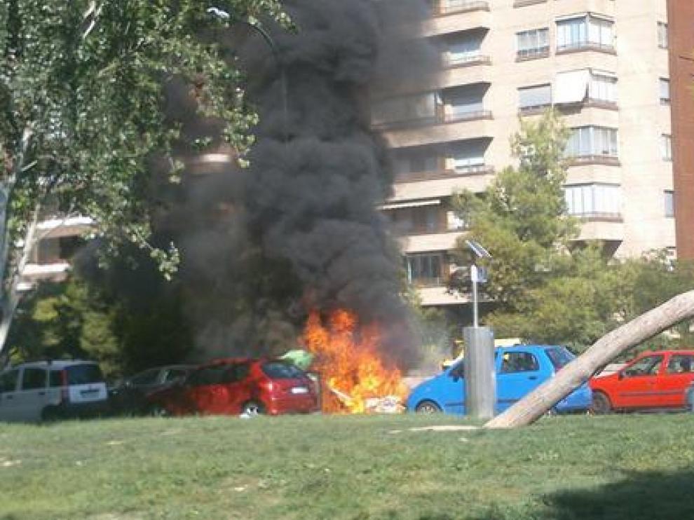 Arden varios contenedores en Zaragoza