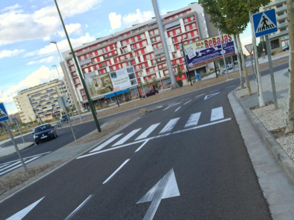 Marcas de los frenazos en los carriles de acceso a la rotonda.