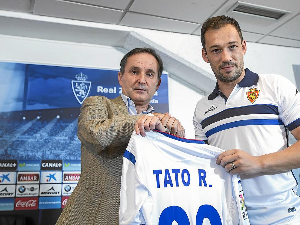 Jesús Rodríguez Tato, ayer en el acto de su presentación como jugador zaragocista, con el consejero delegado Carlos Iribarren.