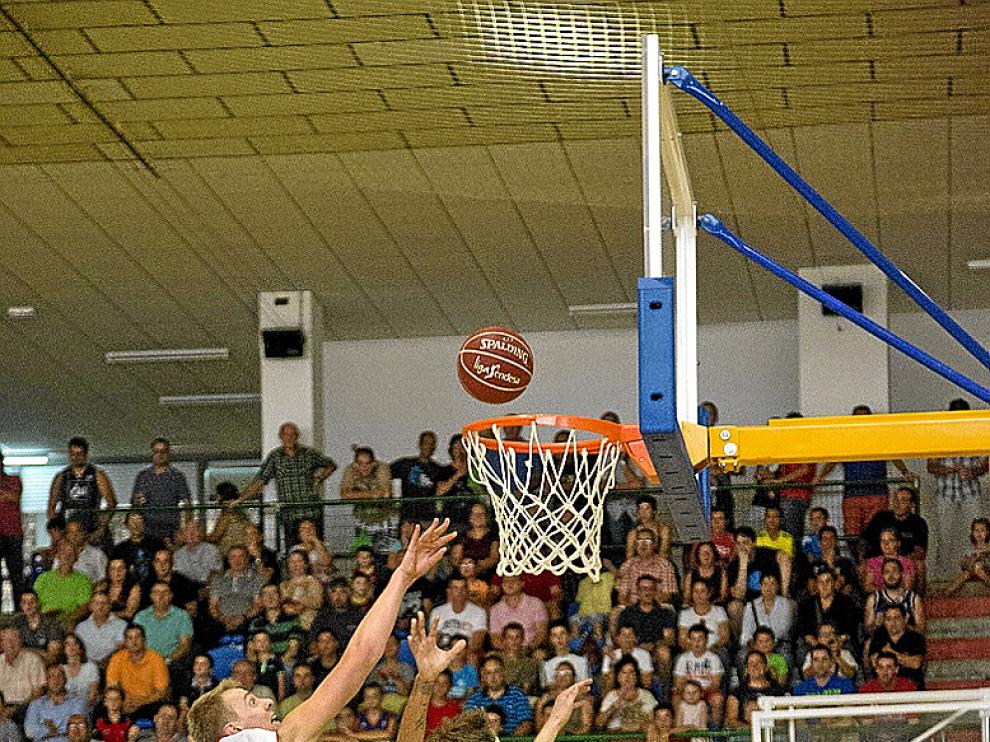 Henk Norel lanza a canasta durante el partido de ayer.