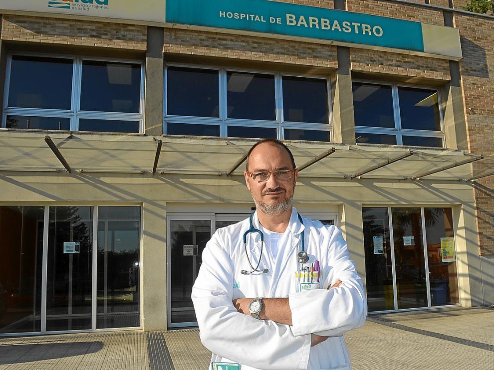 El pediatra Mariano Plana se trasladó desde el Hospital Arnau de Vilanova de Lérida al de Barbastro hace unos meses. Asegura que los recortes en la sanidad catalana le han animado a regresar a trabajar a su tierra natal, Aragón.