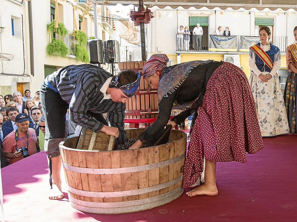 Alba y David Pardo se preparan para el pisado de las uvas en compañía de la reina de la vendimia y las reinas de las fiestas