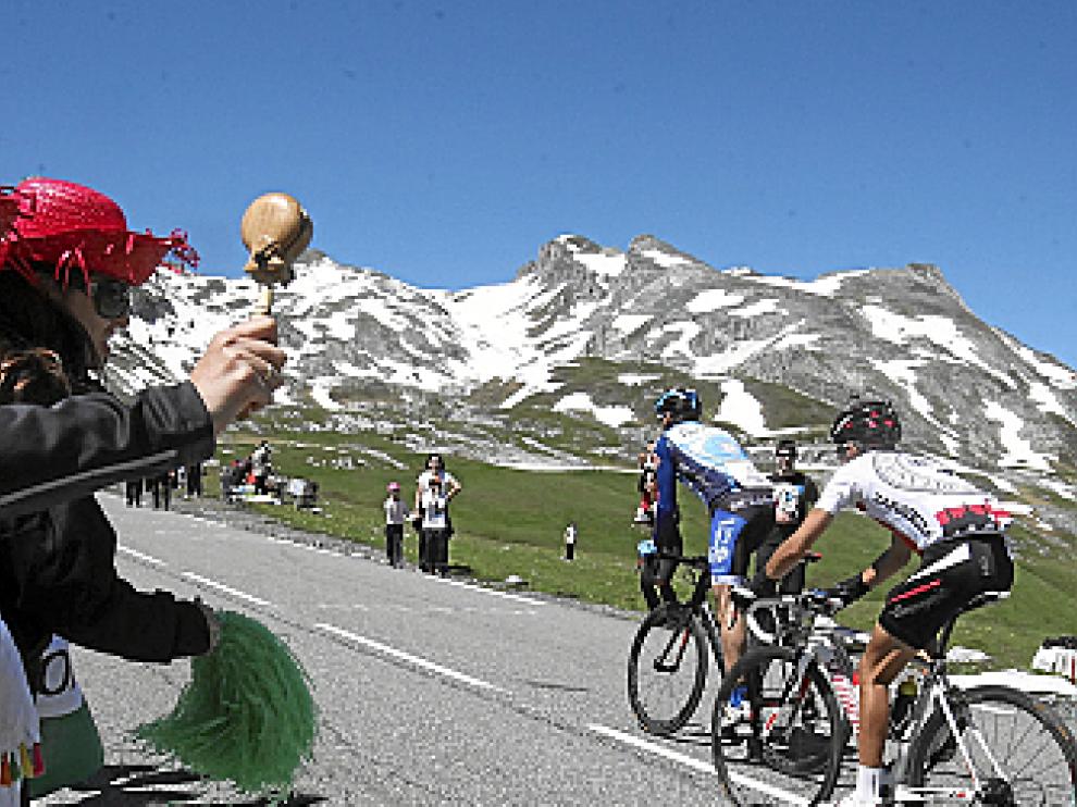Dos ciclistas en la Quebrantahuesos en Sabiñánigo
