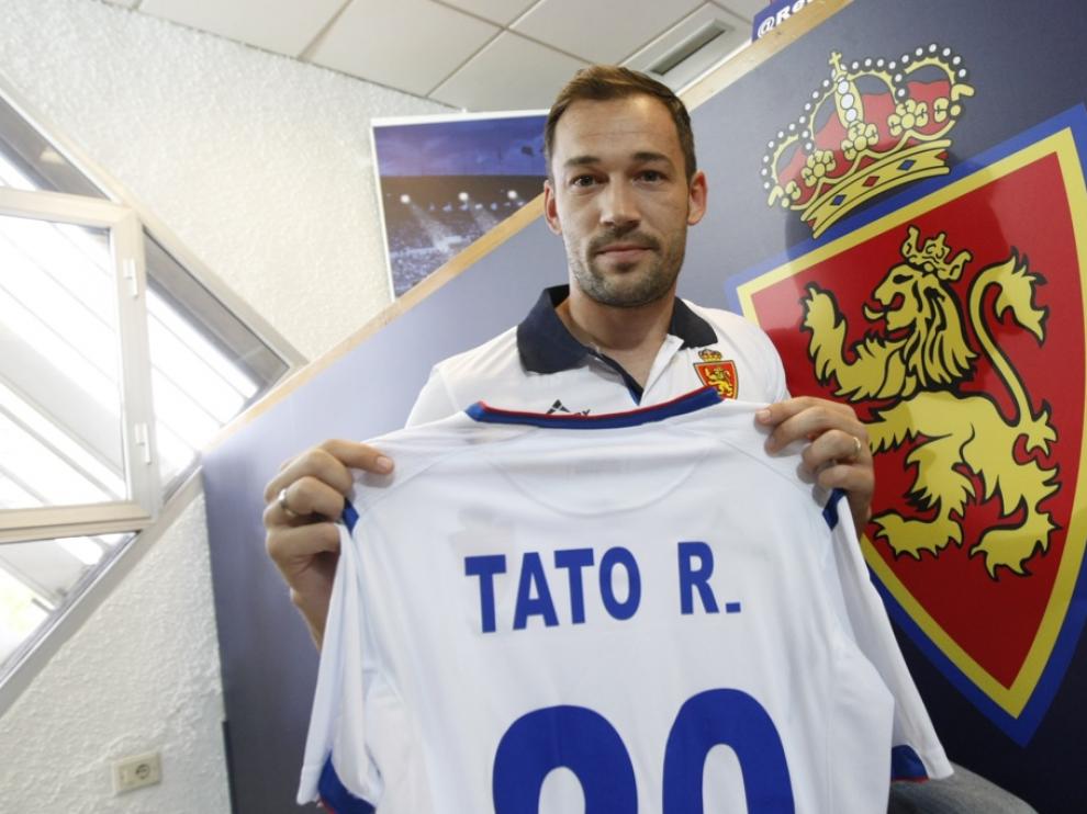 Tato posa con su nueva camiseta.