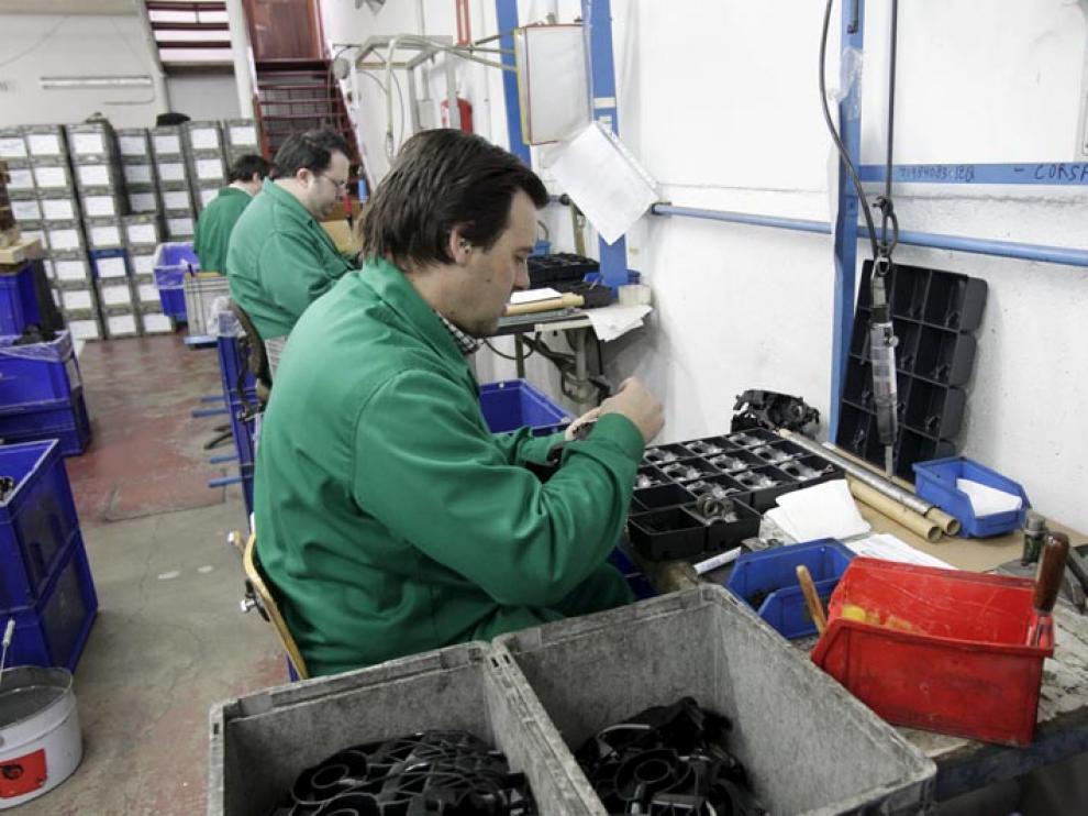 Un trabajador con discapacidad durante su jornada laboral